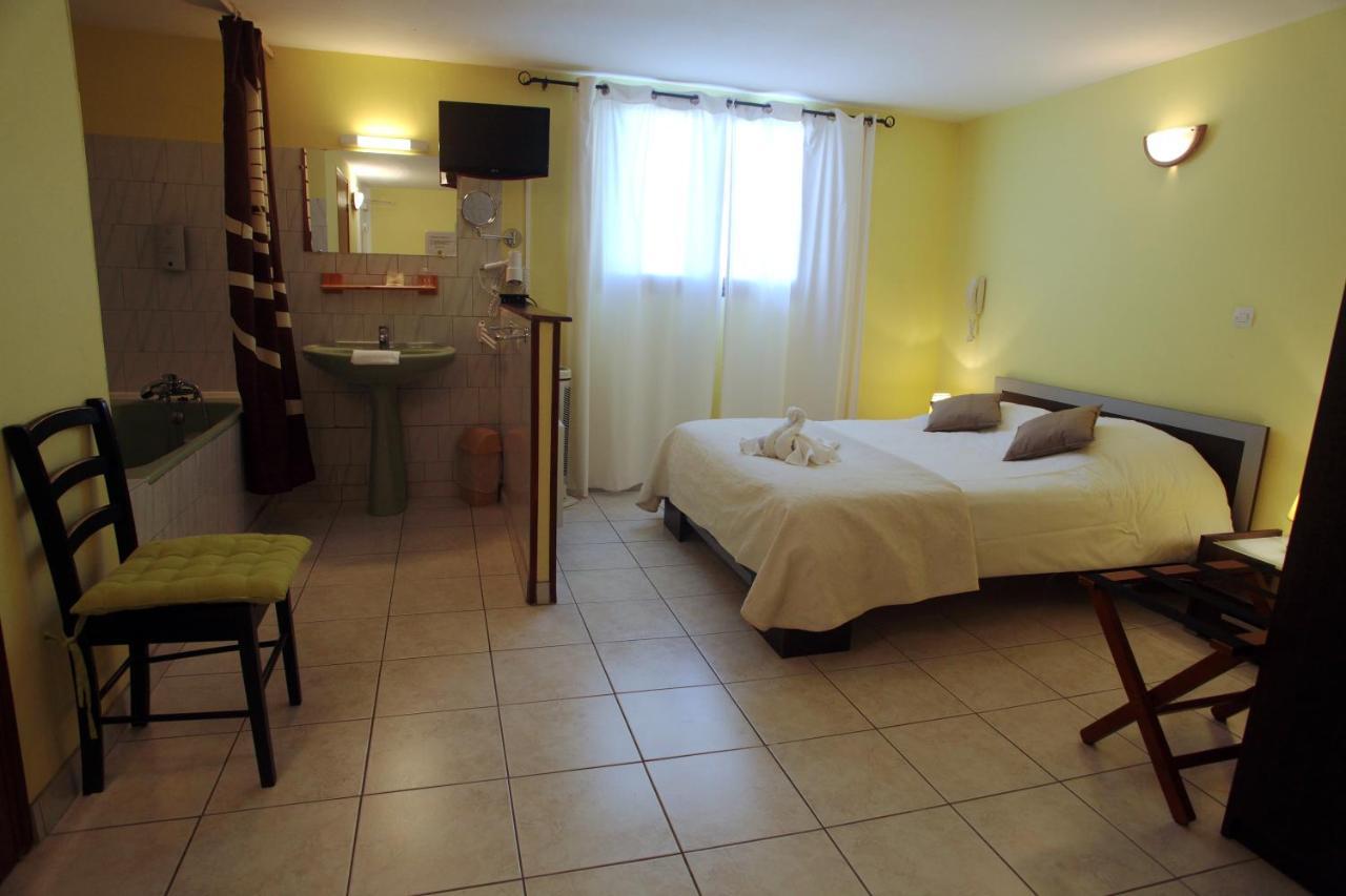 Logis Hotel Le Pressoir Сен-Шиньян Экстерьер фото