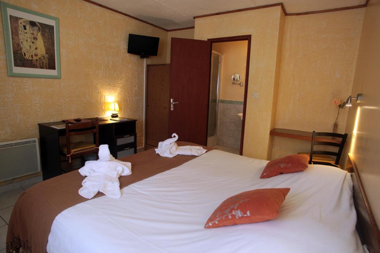 Logis Hotel Le Pressoir Сен-Шиньян Экстерьер фото