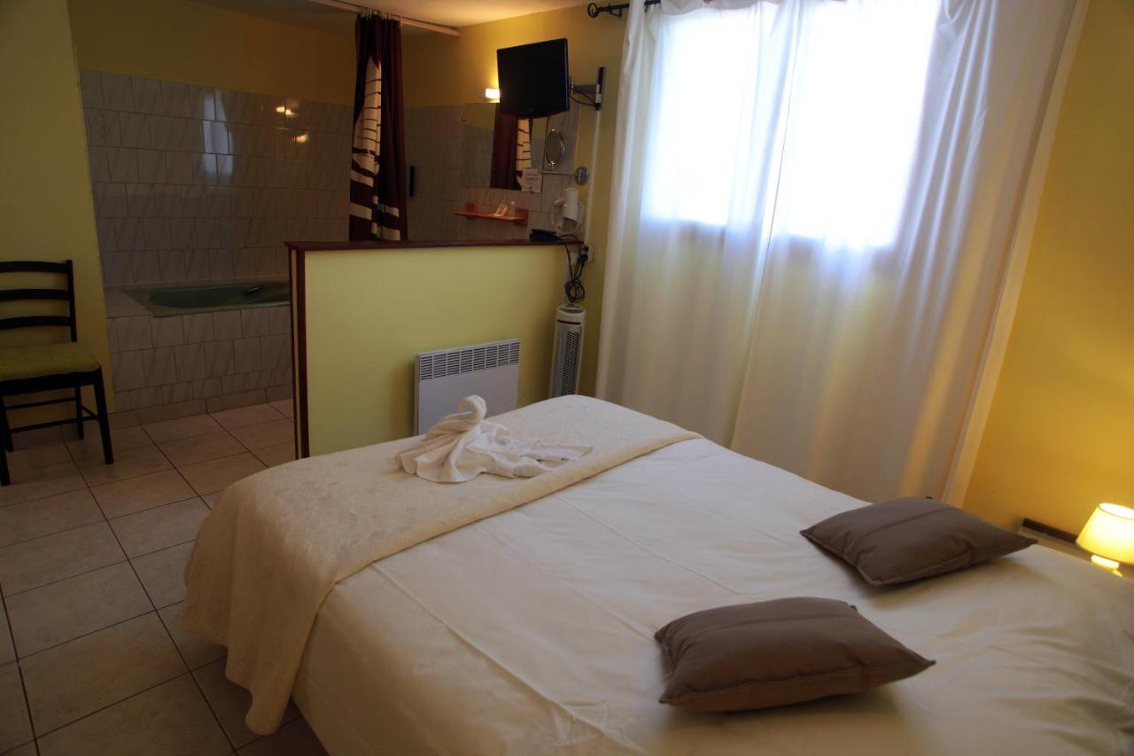 Logis Hotel Le Pressoir Сен-Шиньян Экстерьер фото