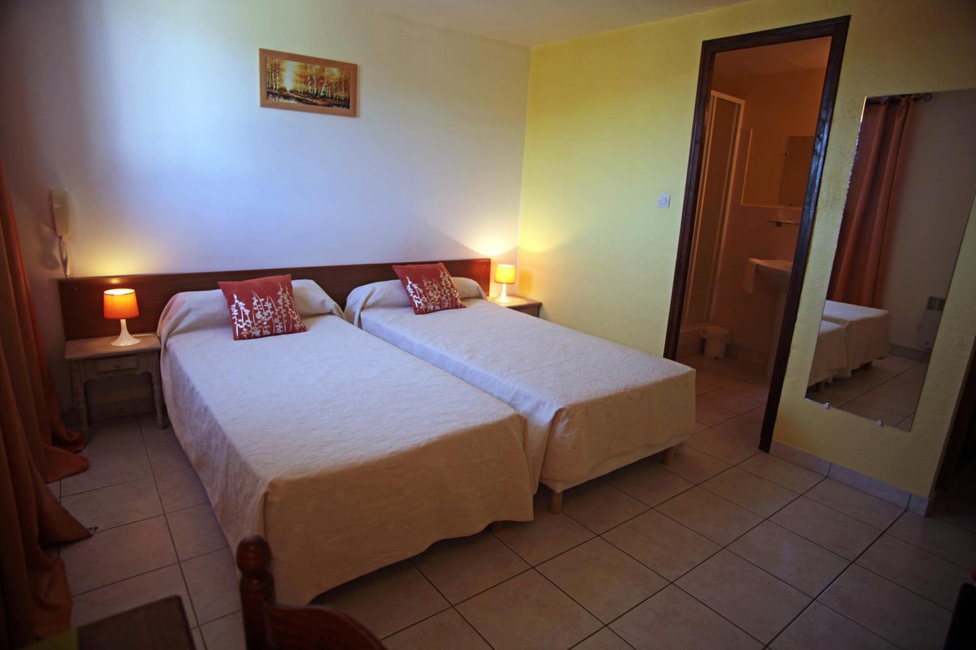 Logis Hotel Le Pressoir Сен-Шиньян Экстерьер фото